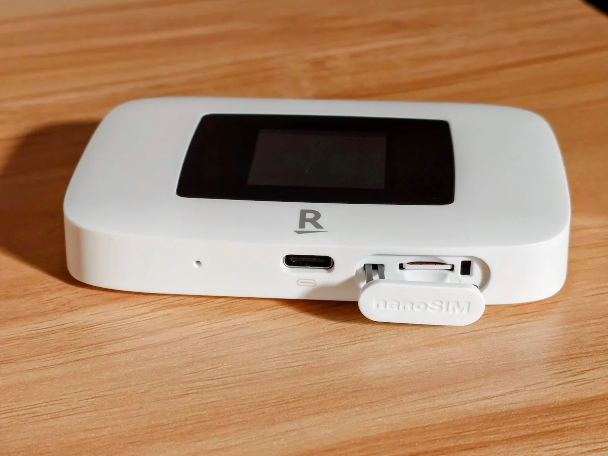 USB-C端子とnanoSIMスロットが並ぶRakuten WiFi Pocket Platinum側面の接続ポート部