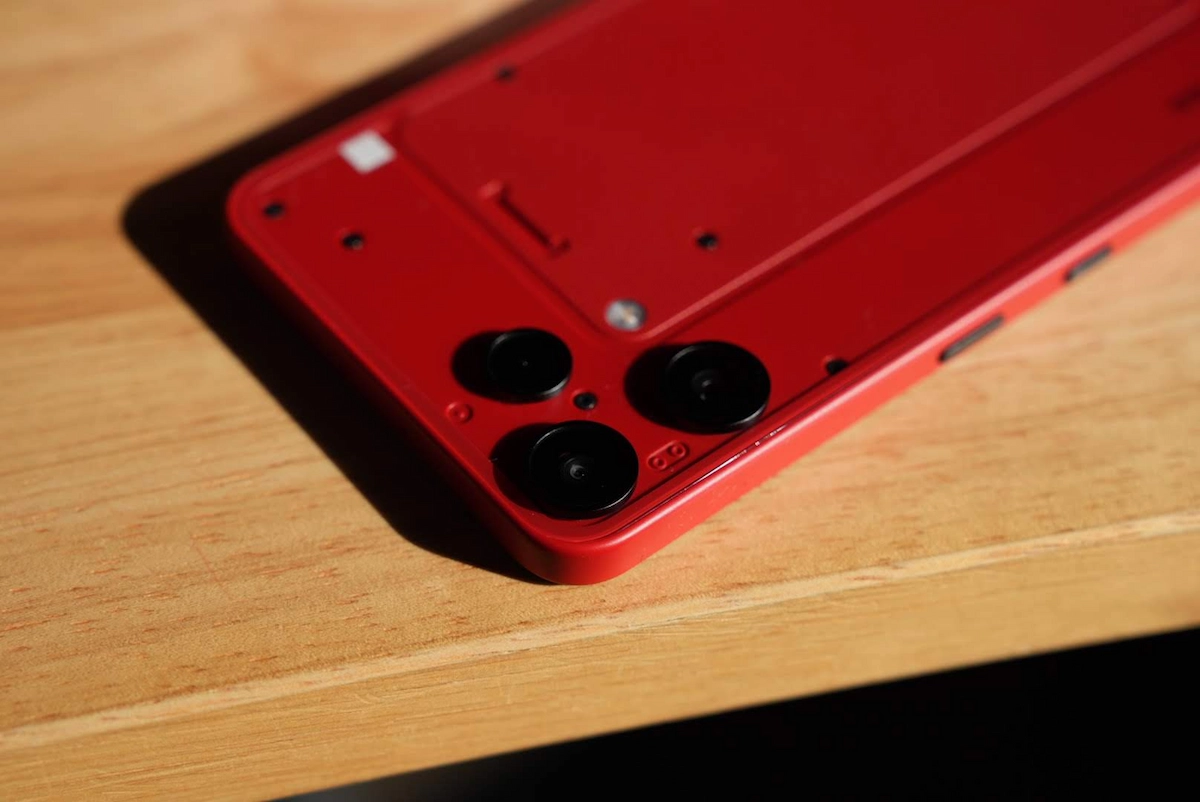 実機レポ】赤、カッコ良すぎない…？楽天モバイル独占「Nothing Phone