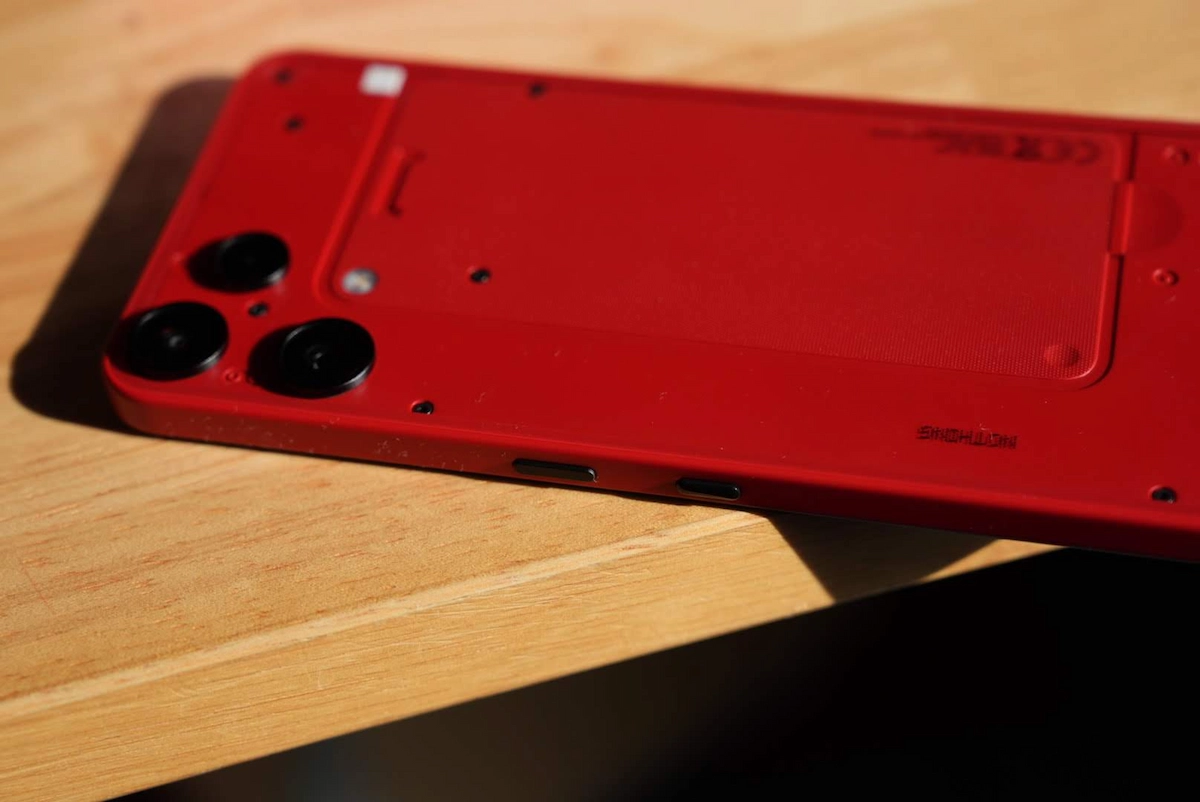 実機レポ】赤、カッコ良すぎない…？楽天モバイル独占「Nothing Phone